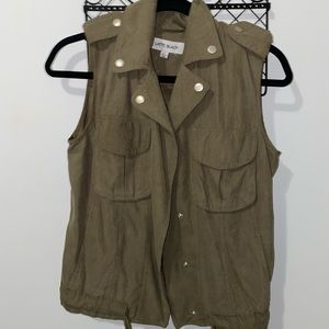Latte black vest